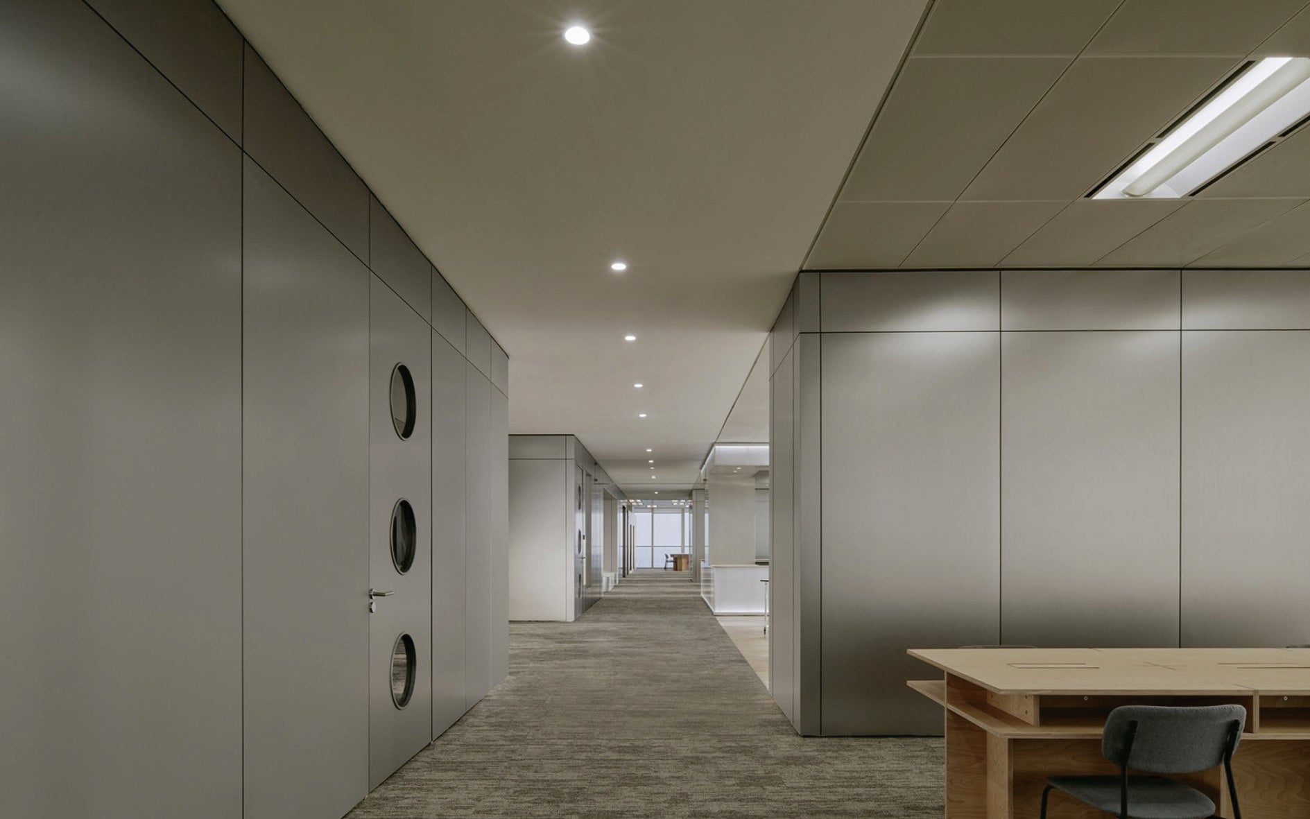 Profesionalism și Echilibru Cromatic – Design Interior pentru Spațiu Corporate cu Panouri Mate Gri și Accente Maro